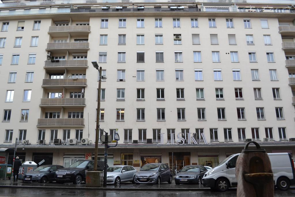 Goldfisch Apartment Hoher Markt Виена Стая снимка