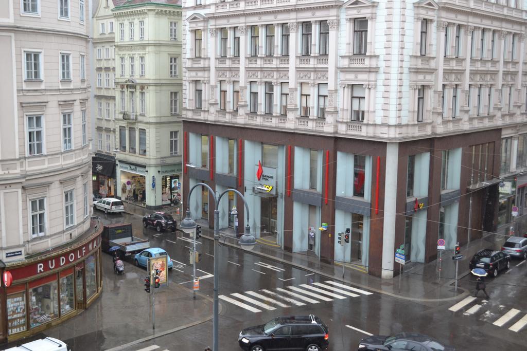 Goldfisch Apartment Hoher Markt Виена Стая снимка